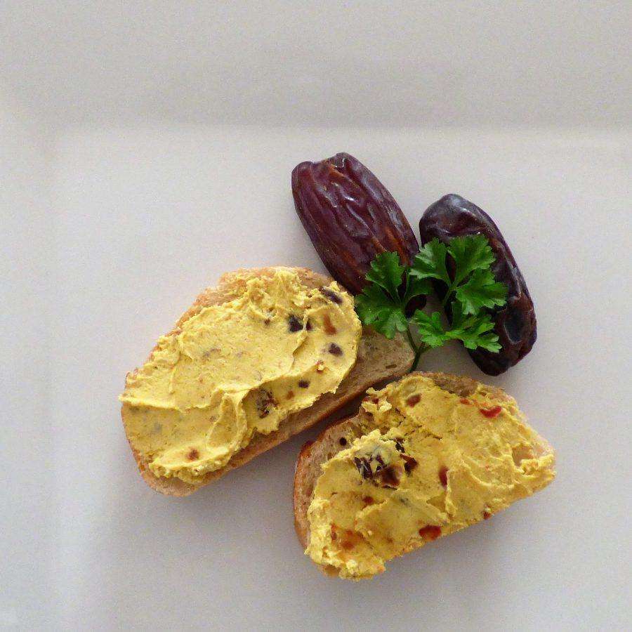 Dattel-Frischkäse-Aufstrich mit Curry: Cremiger Genuss für jede ... Dattel-Frischkäse-Aufstrich mit Curry: Cremiger Genuss für jede ...