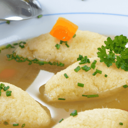Ein Teller voll Grießnockerlsuppe