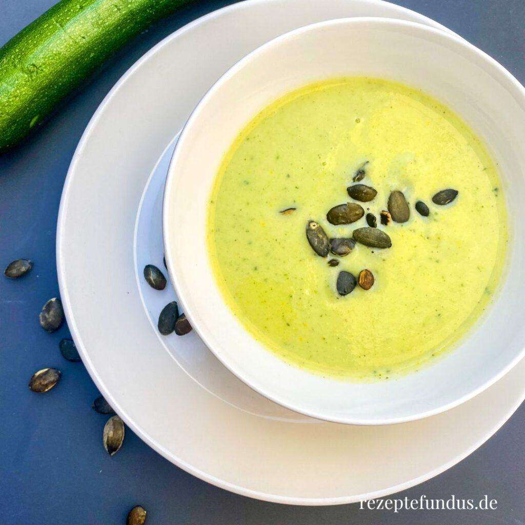 15-Minuten-Zucchinicremesuppe mit gerösteten Kürbiskernen - Rezeptefundus