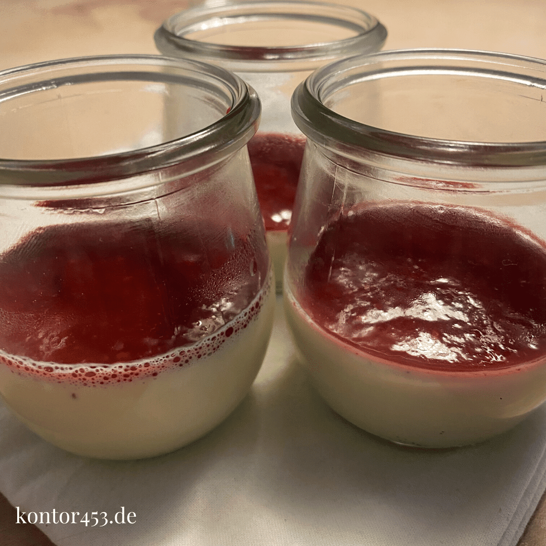 Panna Cotta mit Himbeersauce - Rezeptefundus Panna Cotta mit Himbeersauce - Rezeptefundus