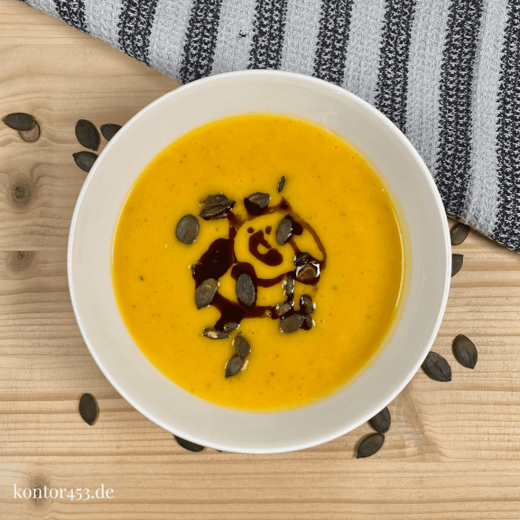 Klassische Kürbiscremesuppe mit gerösteten Kürbiskernen und Kernöl ...