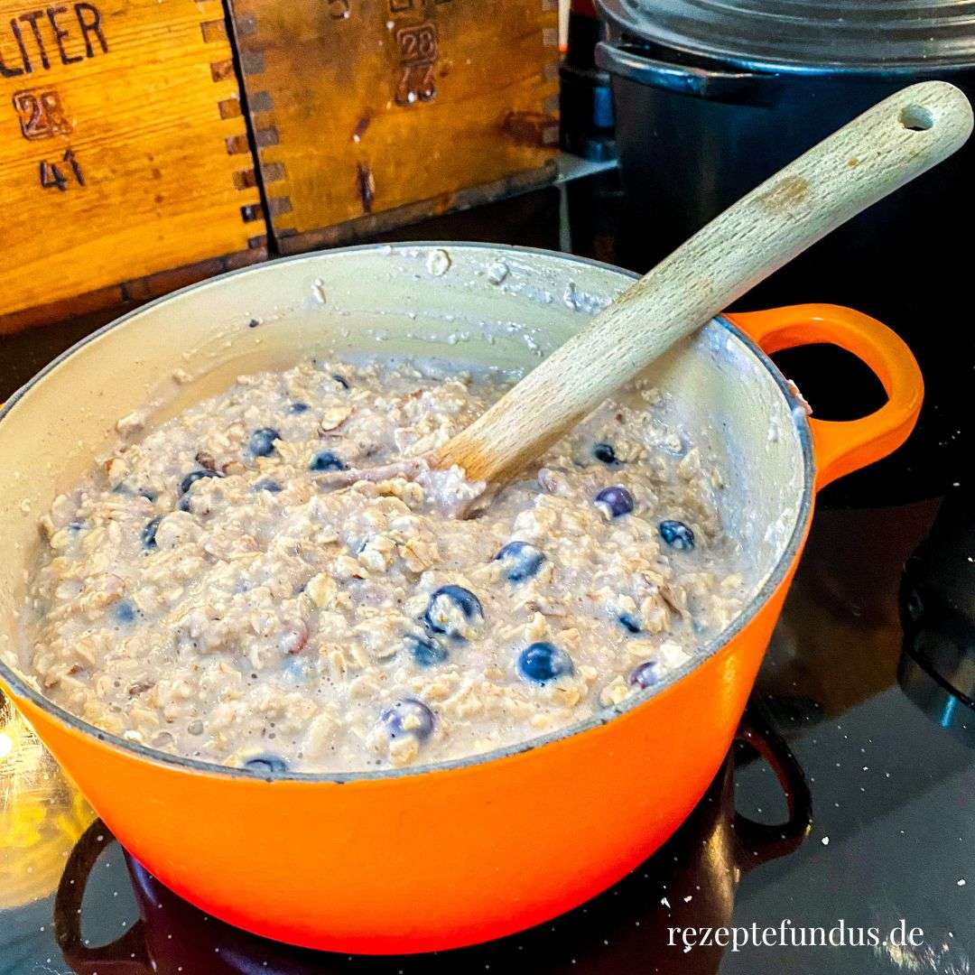 Haferporridge mit Blaubeeren und Nüssen - Rezeptefundus