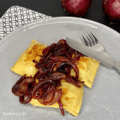 Gebratene Maultaschen mit roten Balsamico Zwiebeln