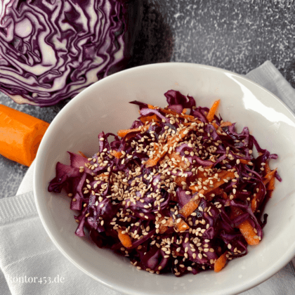 Rotkohl Salat mit Möhren und Sesam