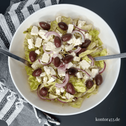 Eisbergsalat mit Feta und Oliven