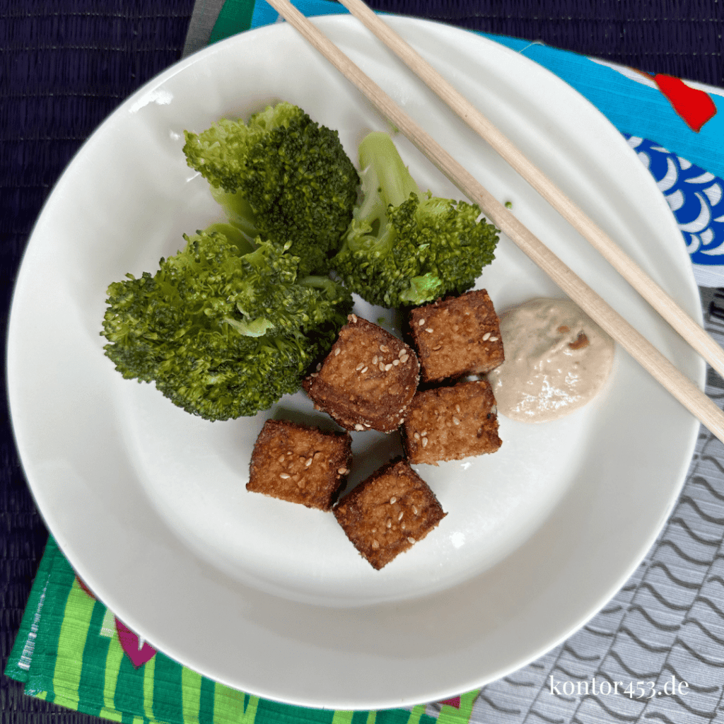 Sesam-Tofu mit Brokkoli und Tahin-Dip - Rezeptefundus Sesam-Tofu mit Brokkoli und Tahin-Dip - Rezeptefundus