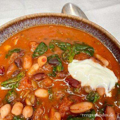 Bohneneintopf mit Tomaten und Spinat