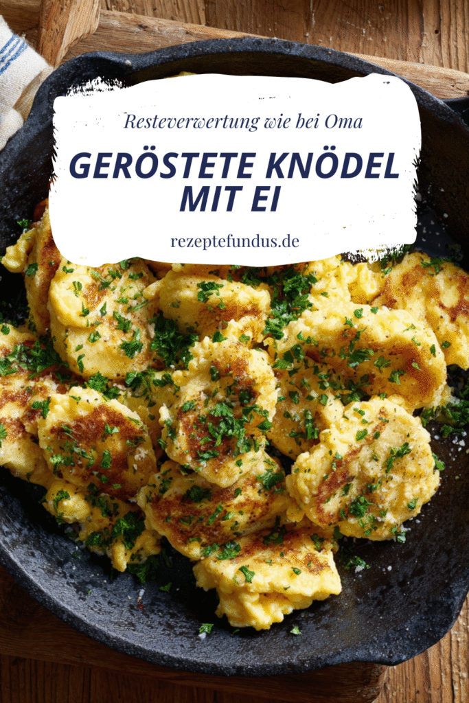 Geröstete Semmelknödel mit Ei in der Pfanne – goldbraune Knödelscheiben mit untergerührtem Ei, frisch mit Petersilie bestreut.