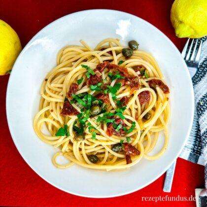 Spaghetti mit Zitronen, getrockneten Tomaten und Kapern Rezept
