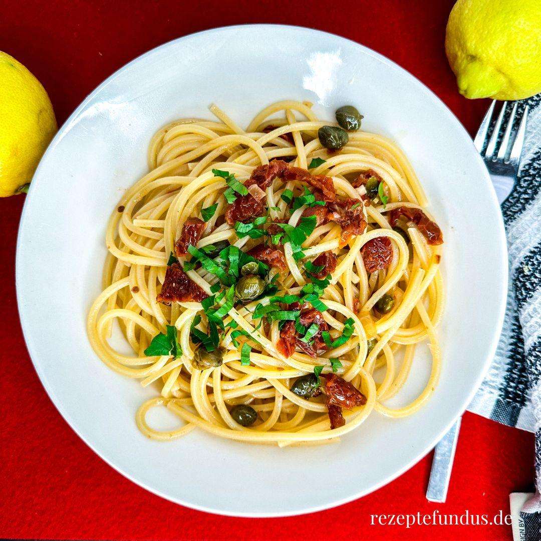 Spaghetti mit Zitronen, getrockneten Tomaten und Kapern - Rezeptefundus