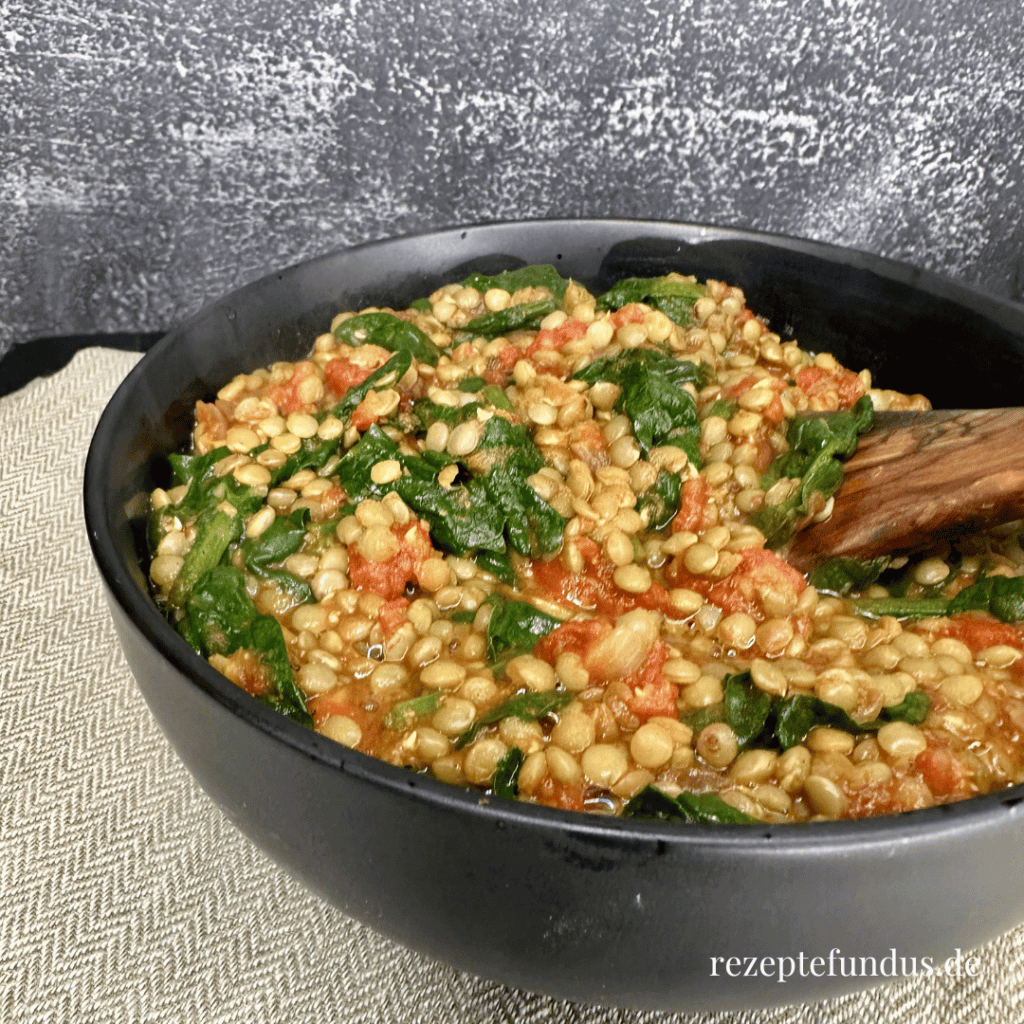 Dhal mit grünen Linsen und Spinat - Rezeptefundus Dhal mit grünen Linsen und Spinat - Rezeptefundus