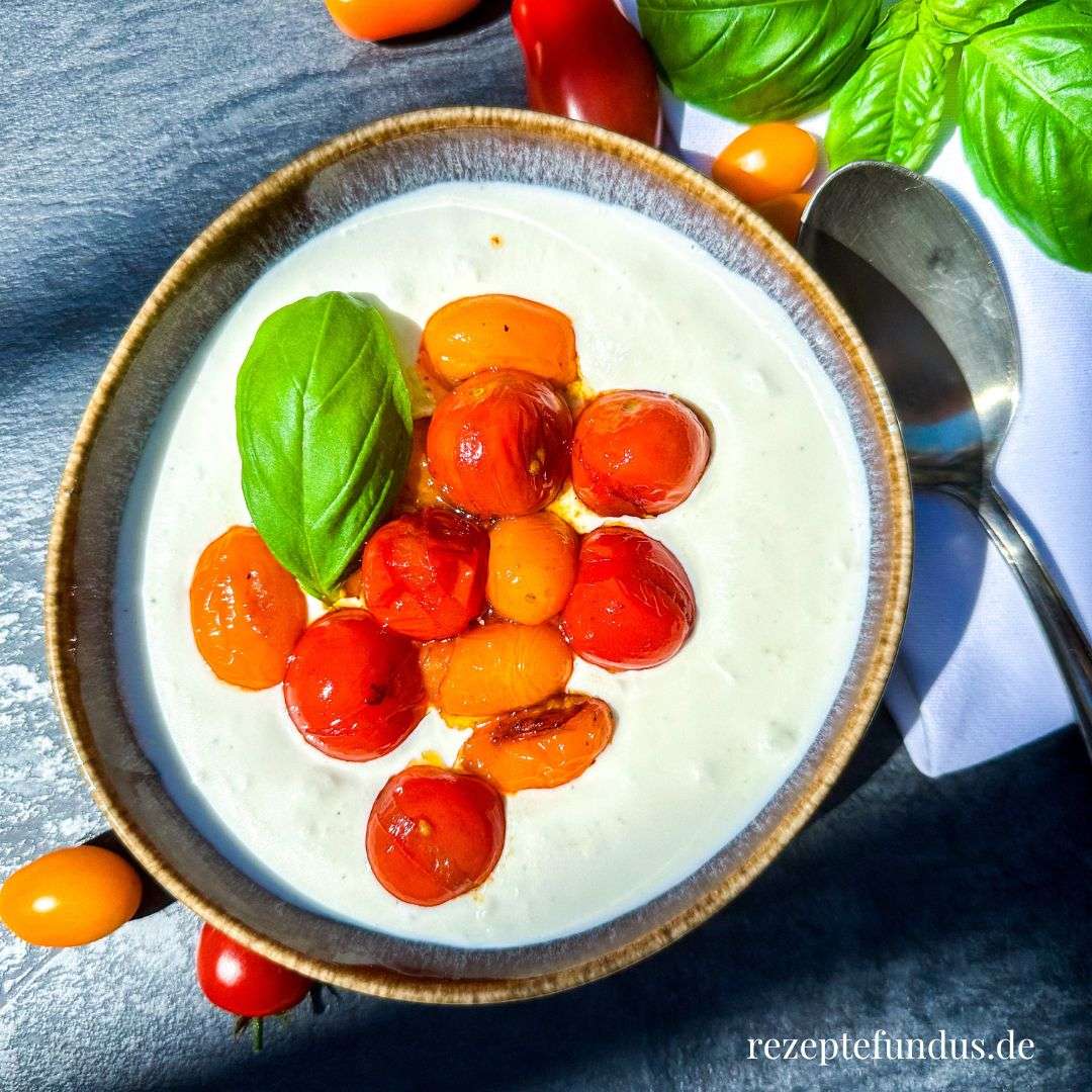 Whipped Feta mit geschmolzenen Tomaten - Rezeptefundus Whipped Feta mit geschmolzenen Tomaten - Rezeptefundus