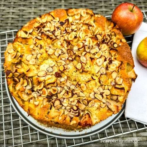 Schneller Apfelkuchen mit aromatischen Haselnüssen - Rezeptefundus Schneller Apfelkuchen mit aromatischen Haselnüssen - Rezeptefundus