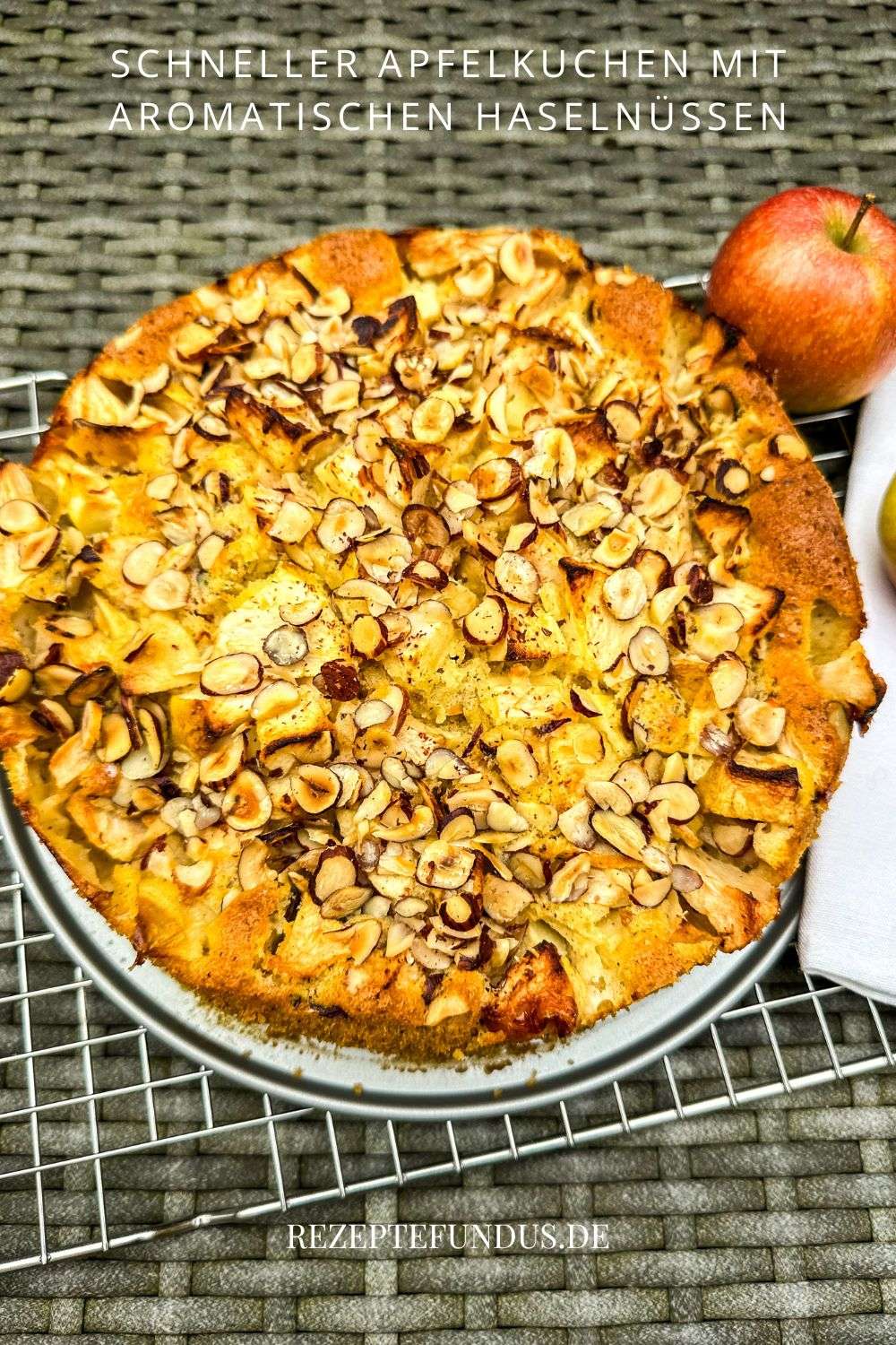 Schneller Apfelkuchen mit aromatischen Haselnüssen - Rezeptefundus Schneller Apfelkuchen mit aromatischen Haselnüssen - Rezeptefundus