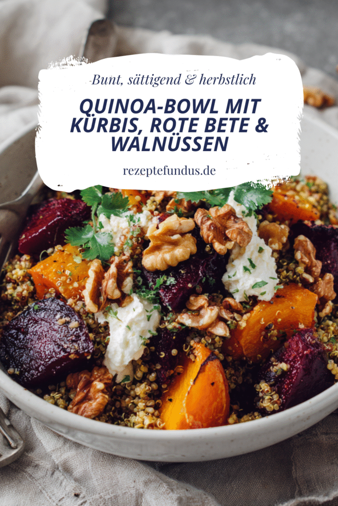 Herbstliche Quinoa-Bowl mit geröstetem Kürbis, Rote Bete und Walnüssen – vegetarisch, proteinreich und bunt serviert