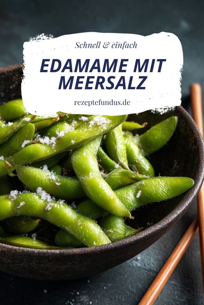 Frisch gekochte Edamame in der Schale, bestreut mit grobem Meersalz, serviert in einer weißen Schale