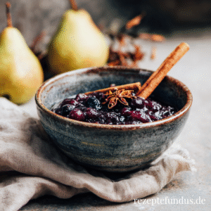 Holunder-Birnen-Kompott mit Zimt – herbstlich, aromatisch & wohltuend 1 Herbstliches Holunder-Birnen-Kompott mit Zimtstange im Glas – serviert auf Leinentuch.